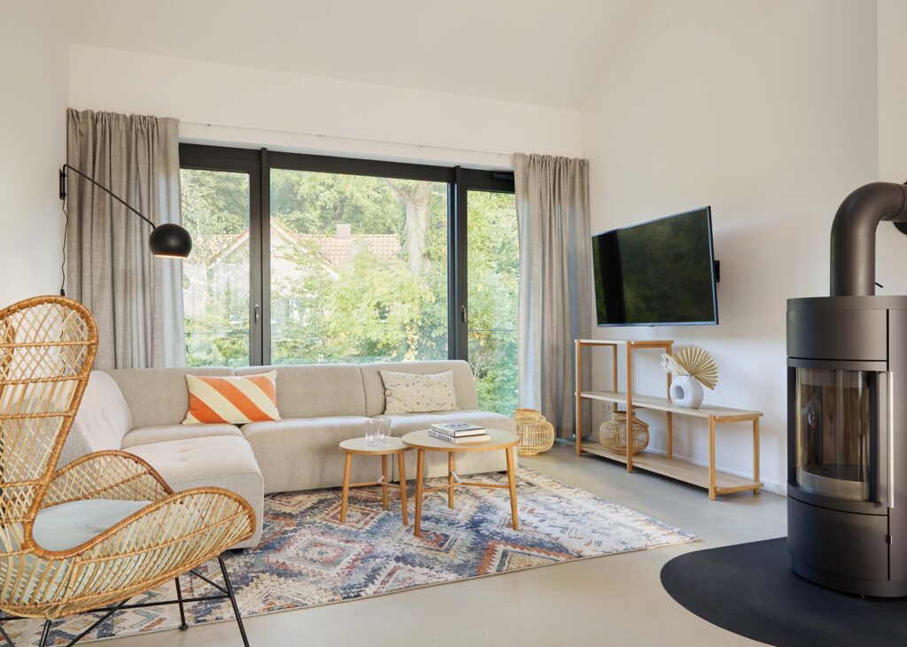 Modernes Apartment mit Balkon und Blick ins Grüne